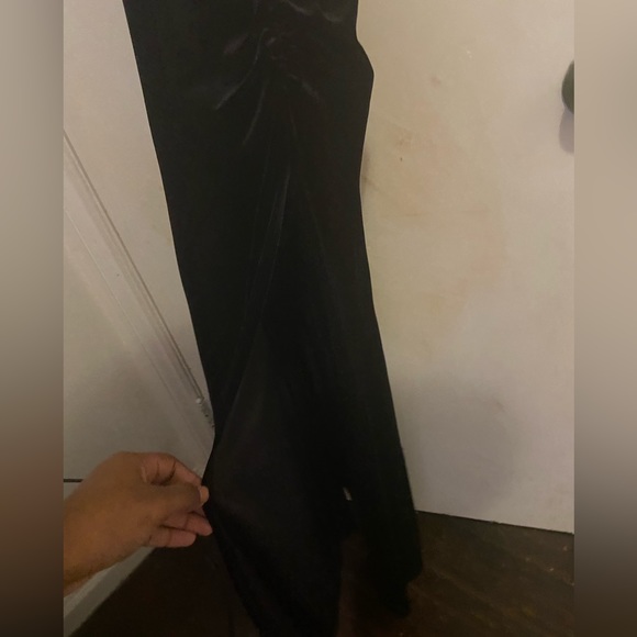 Feathered mermaid black Windsor dress - Picture 3 of 6